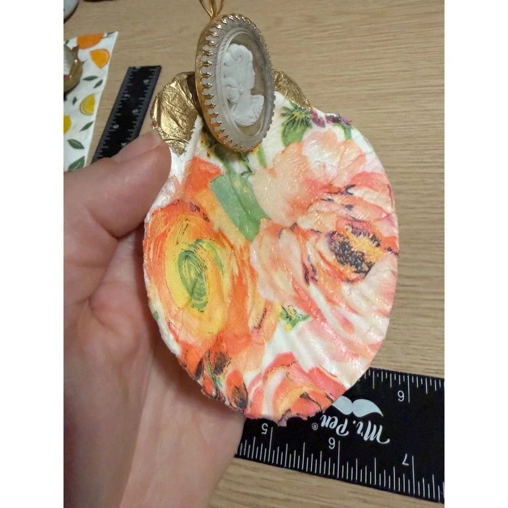Handmade‎ Decoupage Scallop Shell Trinket Tray Cameo Gold Tone Accent 4.5